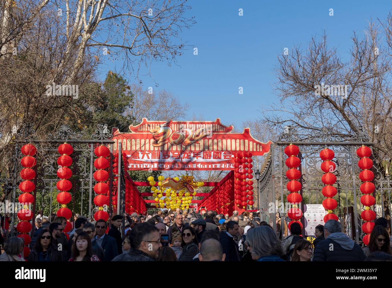 Capodanno cinese 2024, anno del Drago, celebrazione del nuovo anno lunare. Lanterne rosse esposte in Piazza Vittorio, Roma, Italia, Europa, UE Foto Stock