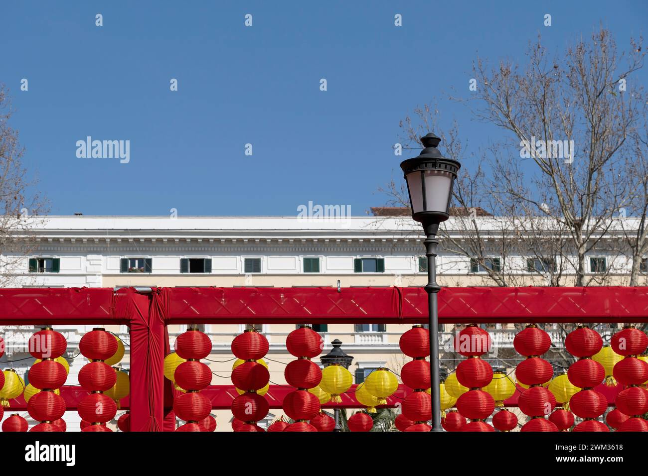 Capodanno cinese 2024, anno del Drago, celebrazione del nuovo anno lunare. Lanterne rosse esposte, Piazza Vittorio, Roma, Italia, Europa. Copia spazio Foto Stock