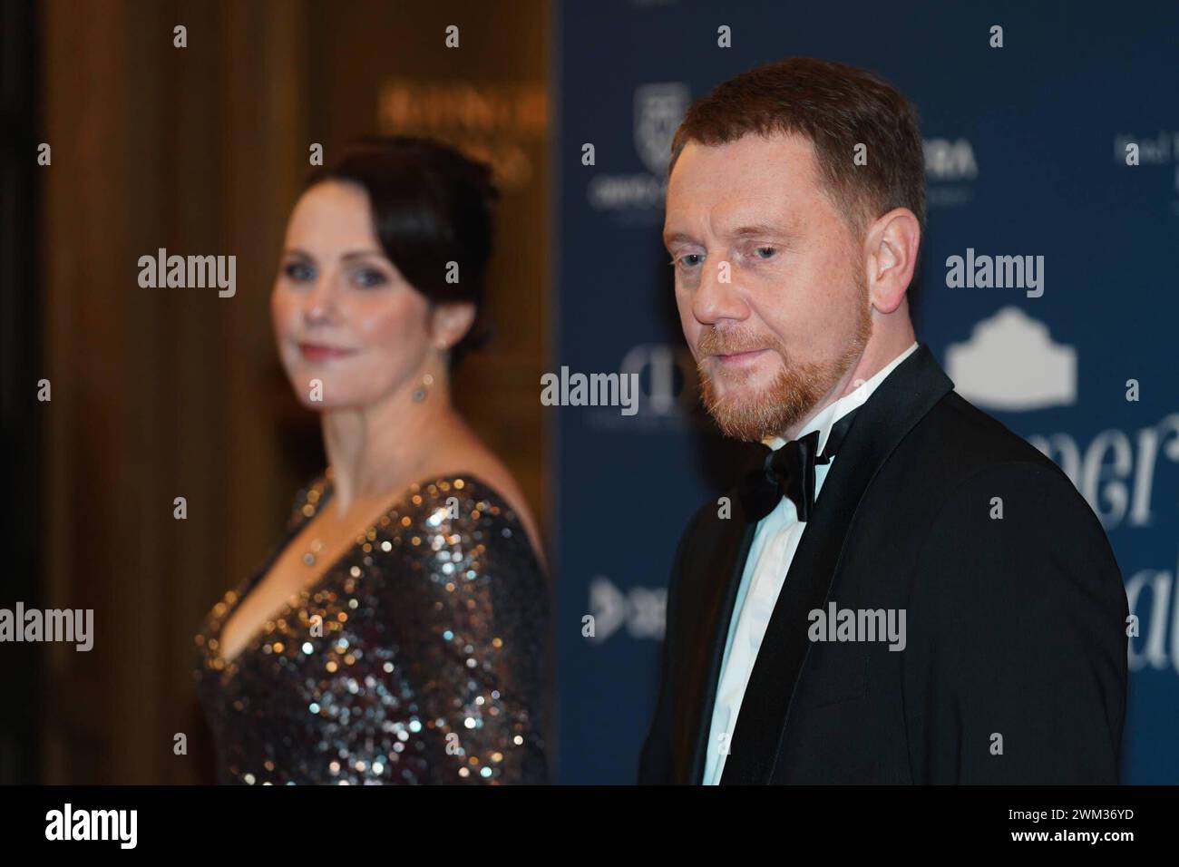 Datum: 23.02.24 / Orto: Dresda Im Bild: Ministerpräsident Michael Kretschmer mit Frau Annett Hofmann Dresden - SemperOpernBall 2024 *** Data 23 02 24 Place Dresden nella foto il primo ministro Michael Kretschmer con Mrs. Annett Hofmann Dresden SemperOpernBall 2024 xfinn beckerx Foto Stock