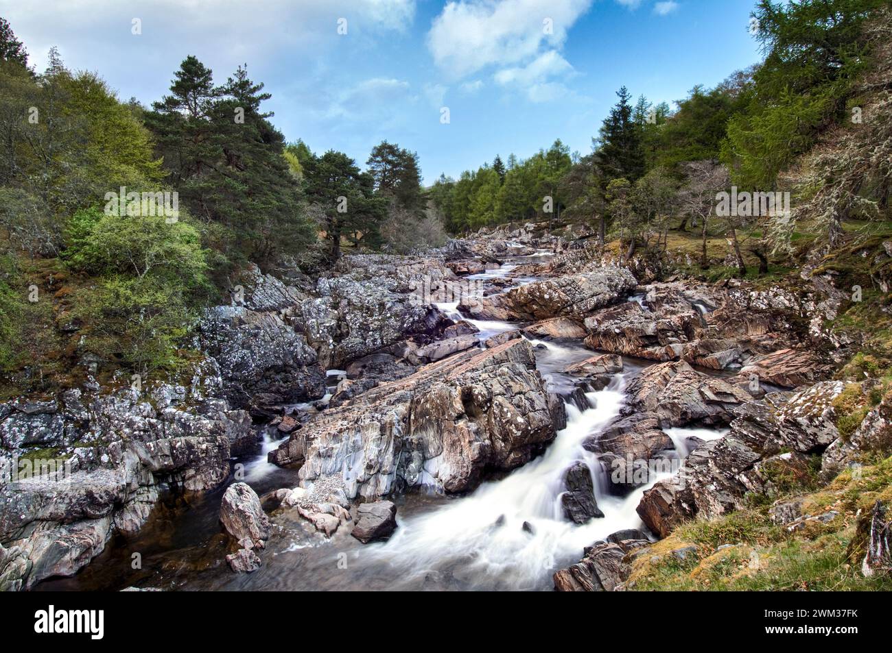 La bellissima Achness cade a bassa ondata prese a Glen Cassley, Sutherland in Scozia in prima serata Foto Stock