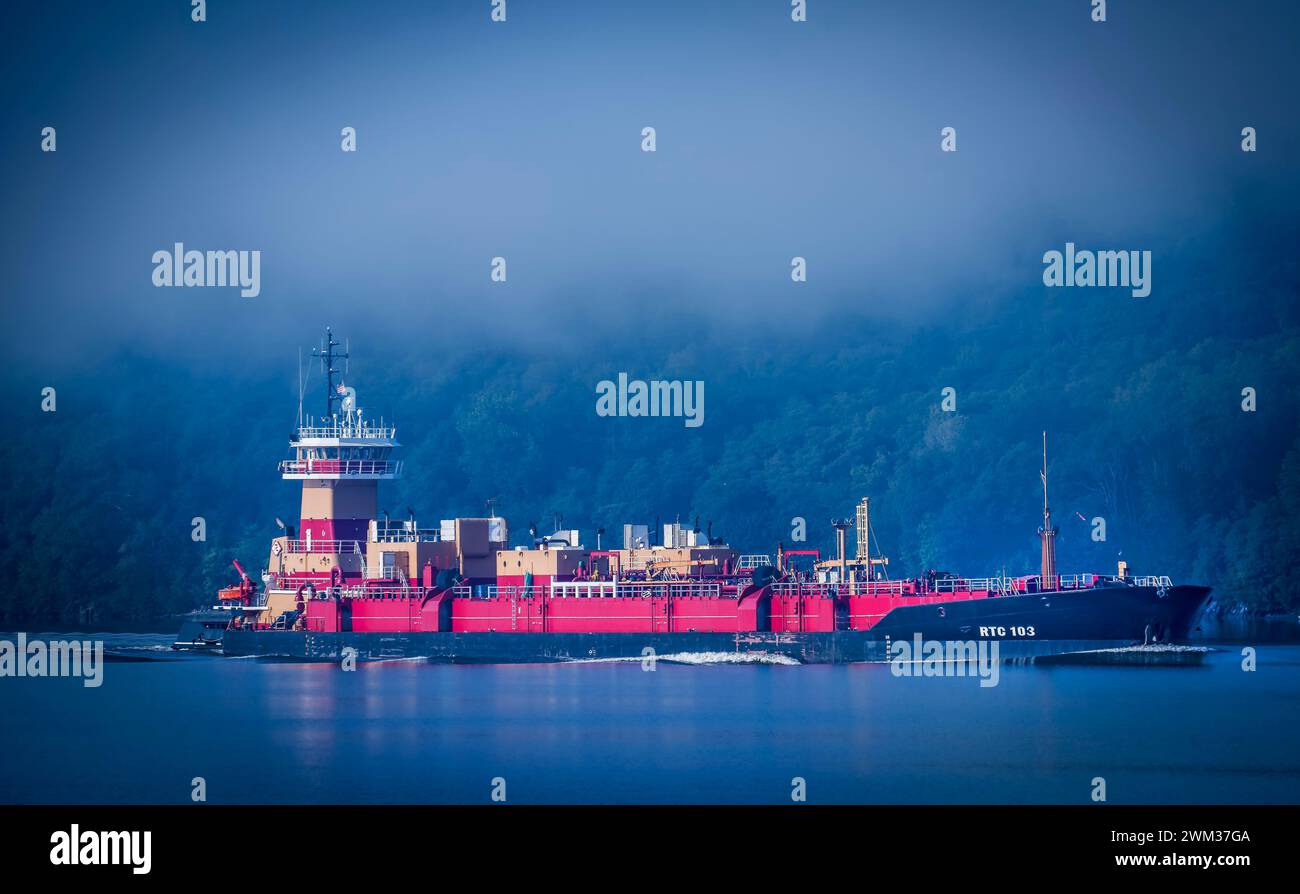 Tank Barge in giornata nebbiosa, fiume Hudson, New York, Stati Uniti Foto Stock