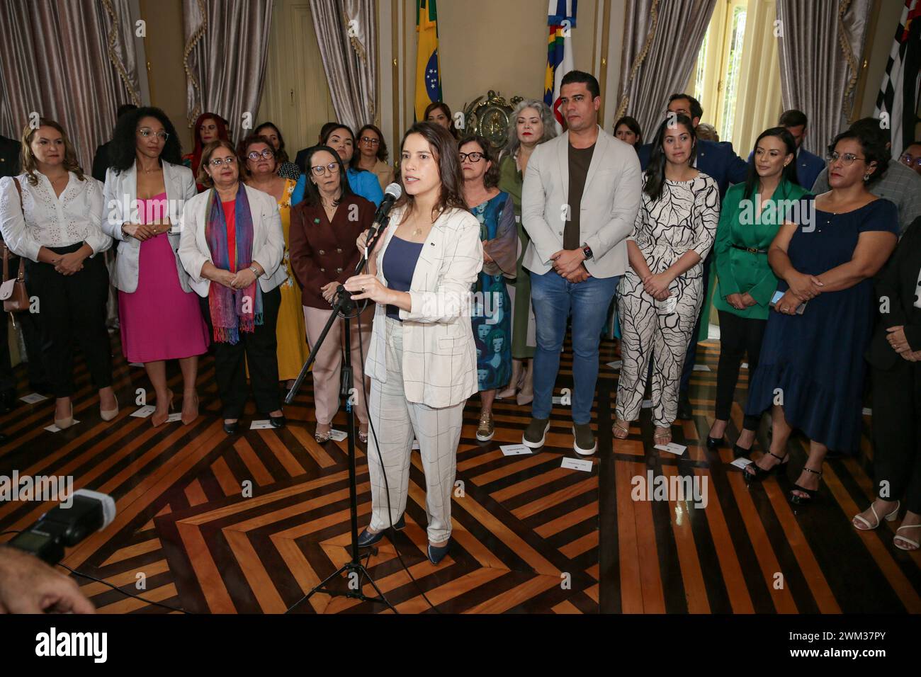 Recife, Brasile. 23 febbraio 2024. PE -RECIFE - 02/23/2024 - MINISTRO CIDA GONCALVES - la mattina di questo venerdì (23), il ministro delle donne insieme al governatore di Pernambuco, Raquel Lyra, hanno firmato un accordo di cooperazione per la costruzione di tre unità di Casa da Brazilian Women a Recife, Caruaru e Petrolina, in collaborazione con il governo federale. Foto: Rafael Vieira/AGIF (foto di Rafael Vieira/AGIF/Sipa USA) credito: SIPA USA/Alamy Live News Foto Stock