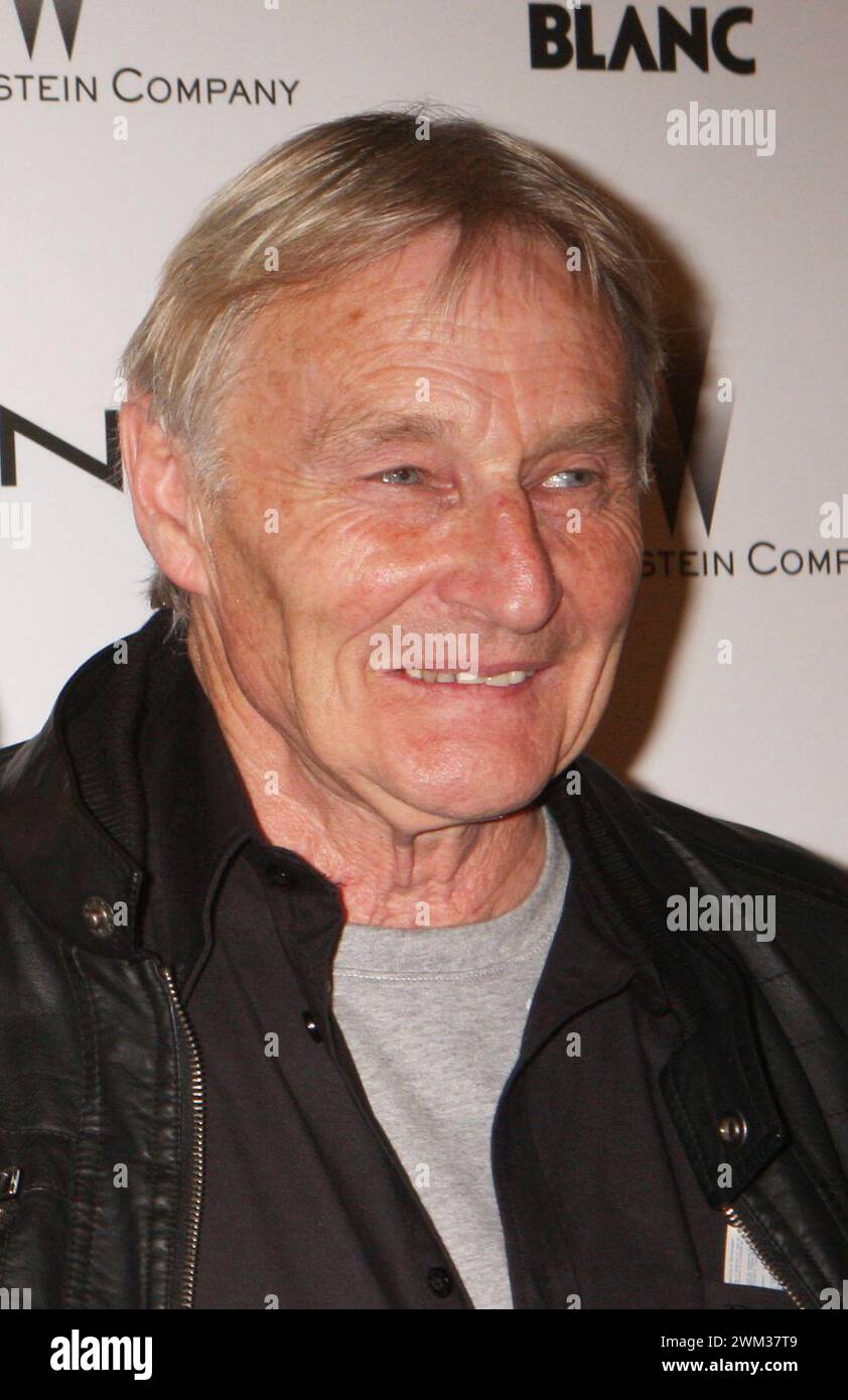 **FOTO FILE** John Lowe è morto. John 'Duff' Lowe dei Quarrymen partecipa alla prima del "Nowhere Boy" della Weinstein Company al Tribeca Performing Arts Center di New York il 21 settembre 2010. Credito fotografico: Henry McGee/MediaPunch credito: MediaPunch Inc/Alamy Live News Foto Stock