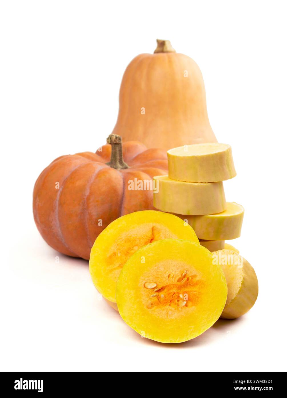 Zucche mature e fette su sfondo bianco. Zucca biologica per zuppe e altre ricette. Dieta. Vegetarianismo. Il concetto di corretta alimentazione. Orte Foto Stock