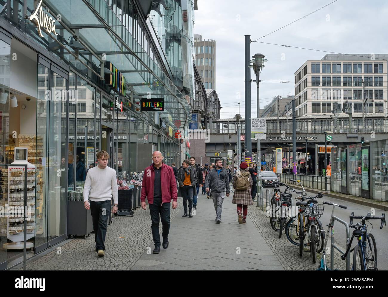 Fussgänger, Gehweg, Bürgersteig, Friedrichstraße, Mitte, Berlino, Germania Foto Stock