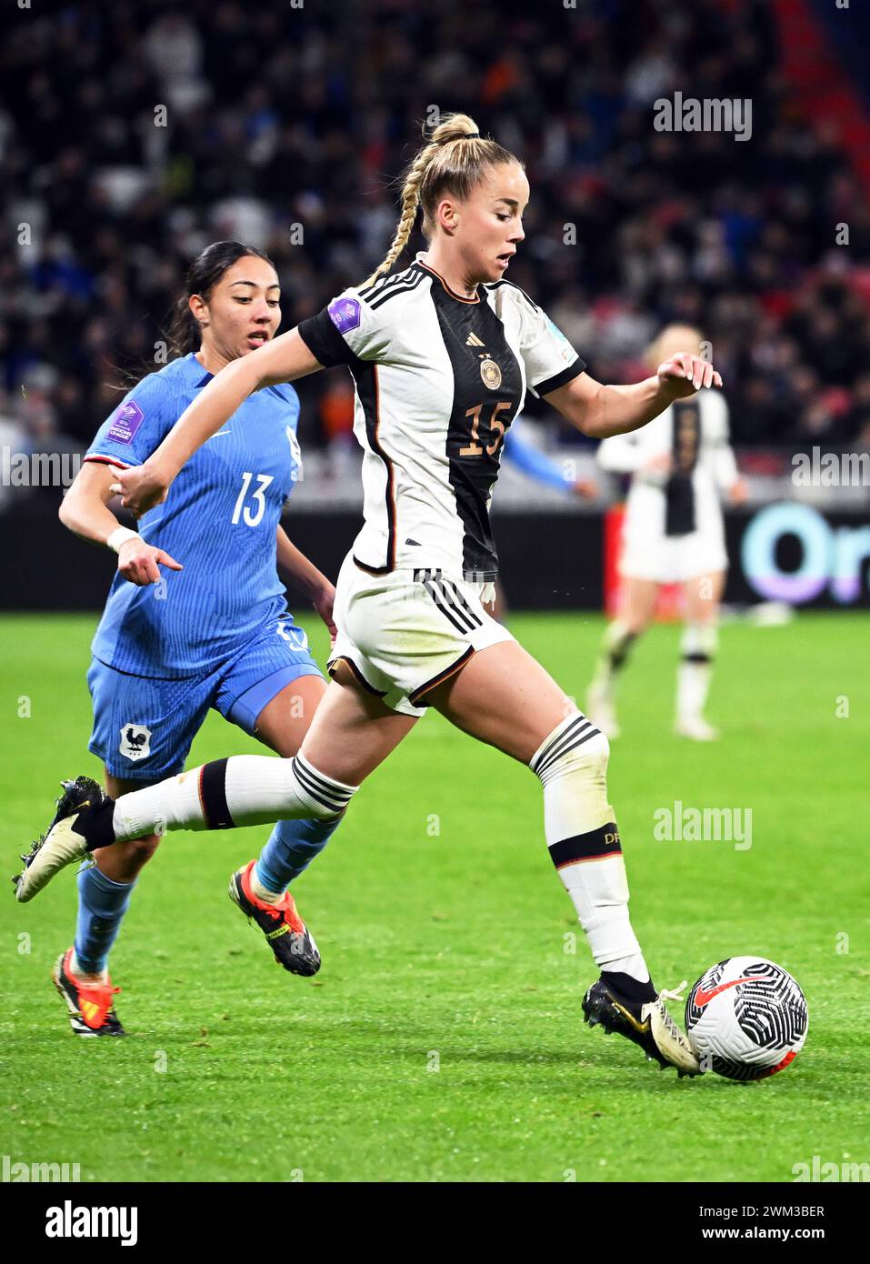 Lione, Francia. 23 febbraio 2024. Calcio: Nazionale, donne, Olimpiadi, Francia - Germania, play-off round, semifinale, Groupama Stadium. La tedesca Giulia Gwinn (r) in azione contro la francese Selma Bacha. Crediti: Sebastian Christoph Gollnow/dpa/Alamy Live News Foto Stock