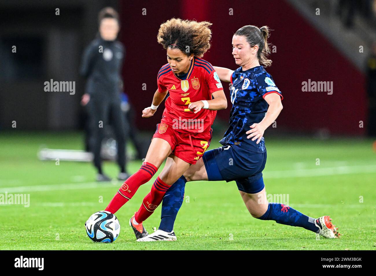 SIVIGLIA - (l-r) Vicky Lopez di Spagna, Damaris Egurrola di Olanda durante la semifinale di UEFA Nations League tra Spagna e Paesi Bassi all'Estadio de la Cartuja il 23 febbraio 2024 a Siviglia, Spagna. ANP GERRIT VAN COLOGNE Foto Stock