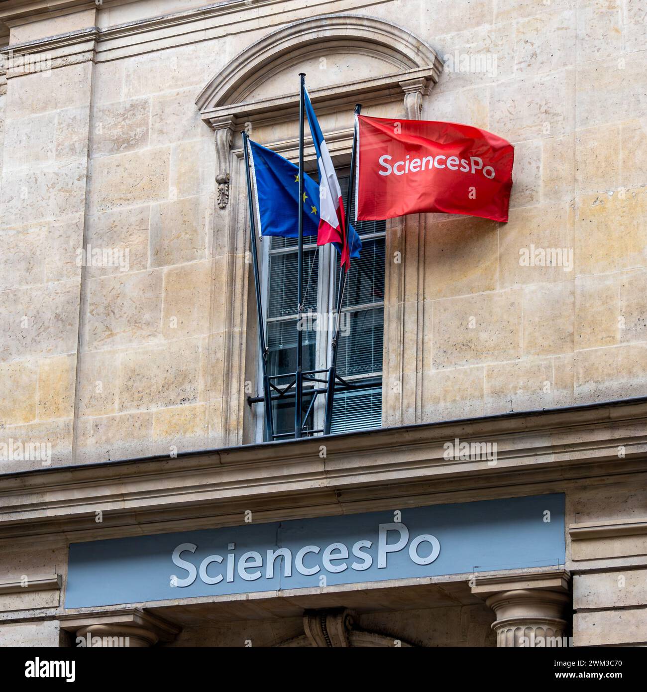 Insegna e bandiere all'ingresso di un edificio dell'Istituto di studi politici (IEP) di Parigi, chiamato anche Sciences po o Sciences po Paris Foto Stock