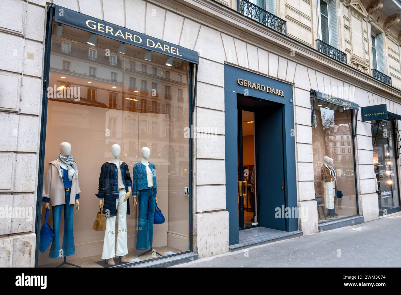 Vista esterna di una boutique Gerard Darel. Gerard Darel è un marchio francese di articoli di moda e di pelletteria da donna pronti all'uso Foto Stock