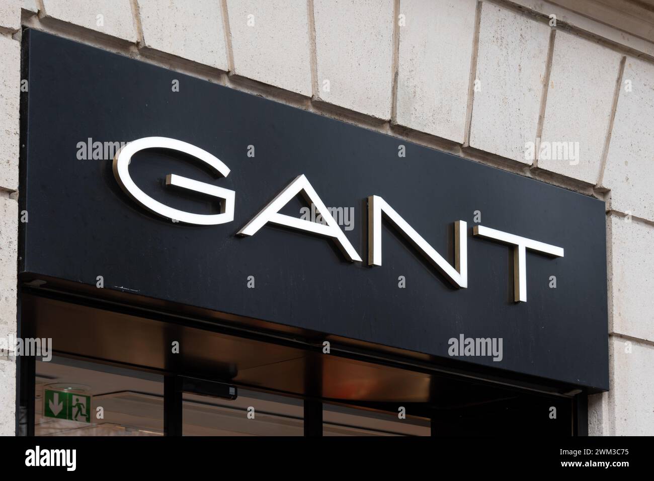 Firma e logo di una boutique Gant. Gant è un marchio internazionale di moda pronto all'uso di origine svedese Foto Stock