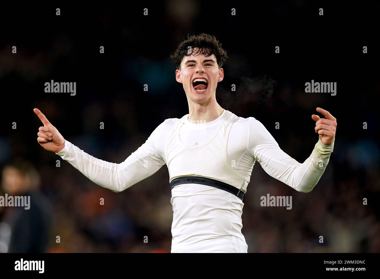 Archie Gray del Leeds United celebra la sua vittoria alla fine del match durante lo Sky Bet Championship match a Elland Road, Leeds. Data foto: Venerdì 23 febbraio 2024. Foto Stock