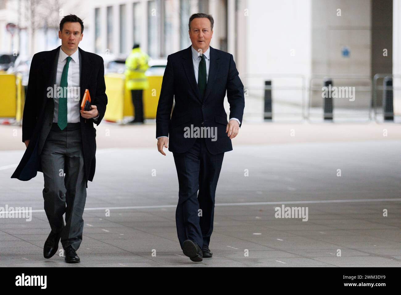 Arriva alla casa di trasmissione della BBC Portland Street prima di domenica mattina con Laura Kuenssberg. Immagine scattata il 14 gennaio 2023. © Belinda Jiao jiao Foto Stock