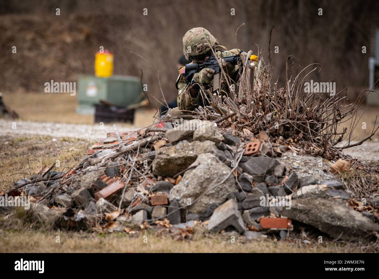 Il terzo giorno della 310a ESC Best Warrior Competition, il 6 febbraio 2024, consisteva nell'Army Combat fitness test, una pista di pattugliamento della squadra e un media sull'evento sul campo di battaglia tenutosi a Camp Atterbury, Indiana. Il sergente Theron Bullcock ha preso la sicurezza mentre era di pattuglia in un villaggio di Portuni. Foto Stock