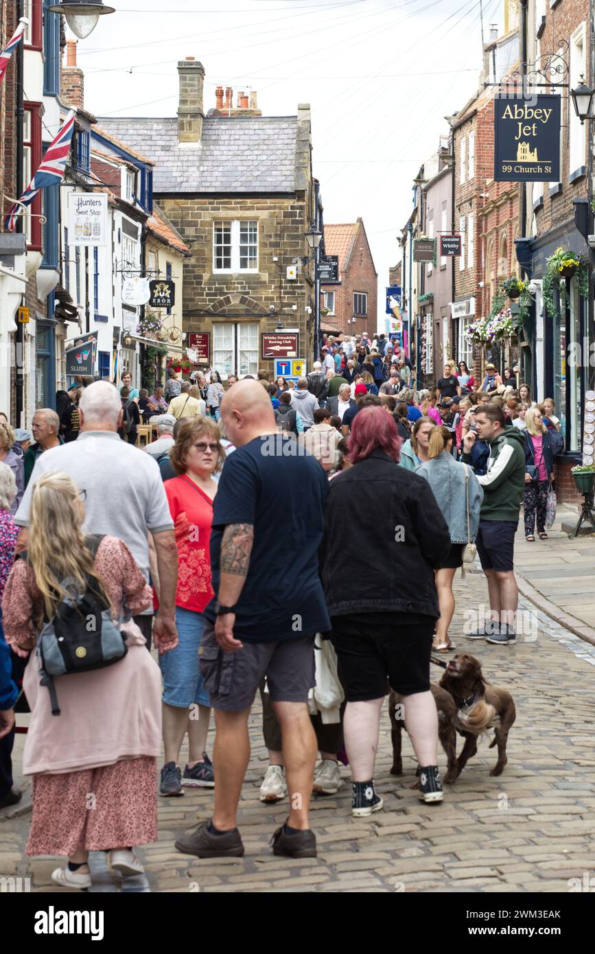 strade acciottolate di whitby piene di turisti Foto Stock