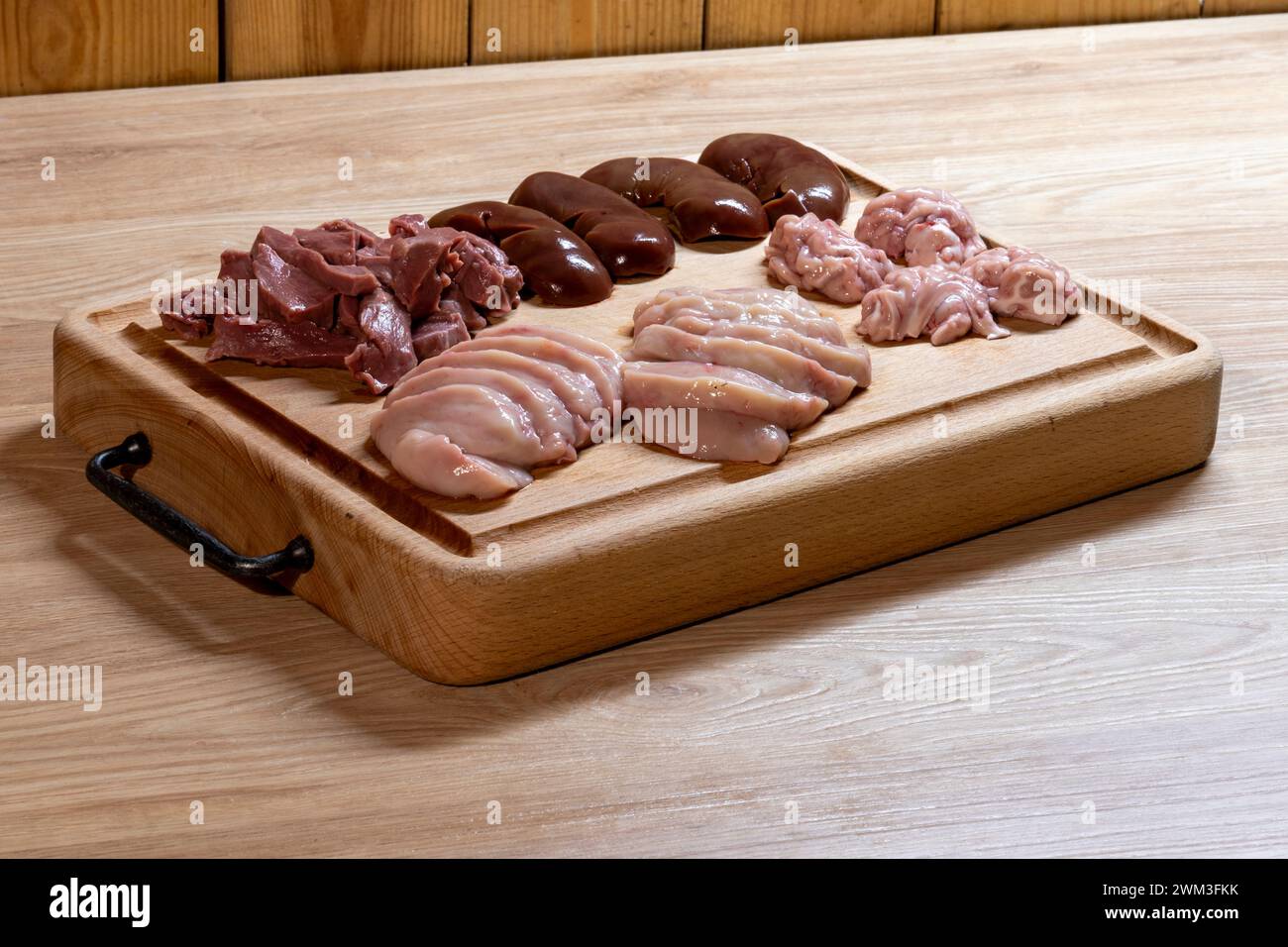 Frattaglie di agnello - testicoli, cervello, reni e cuore Foto Stock
