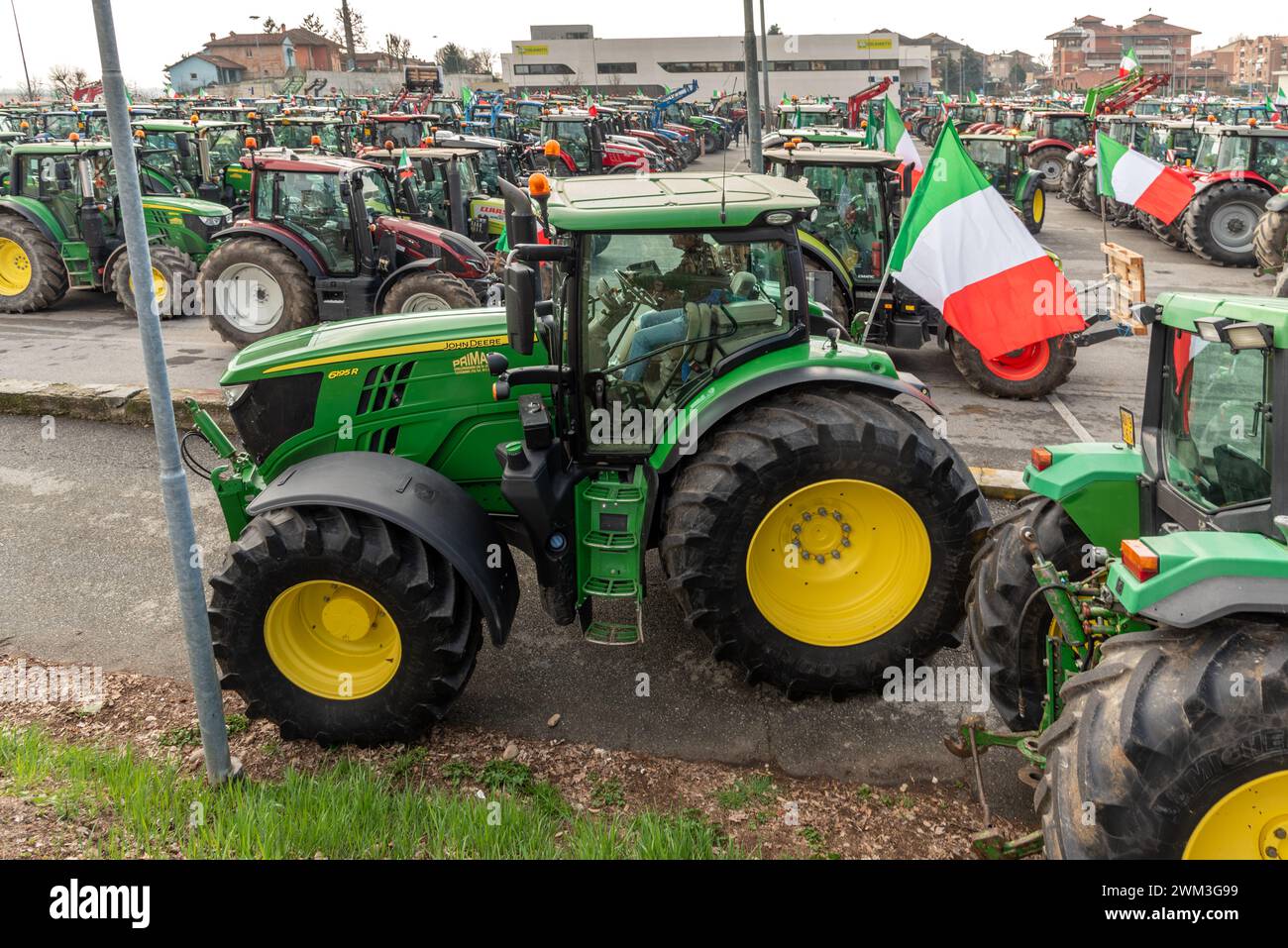 Fossano, Cuneo, Italia - 23 febbraio 2024: Gli agricoltori protestano con i trattori per sfidare le severe normative "verdi" e quelle imposte dall'Europa Foto Stock