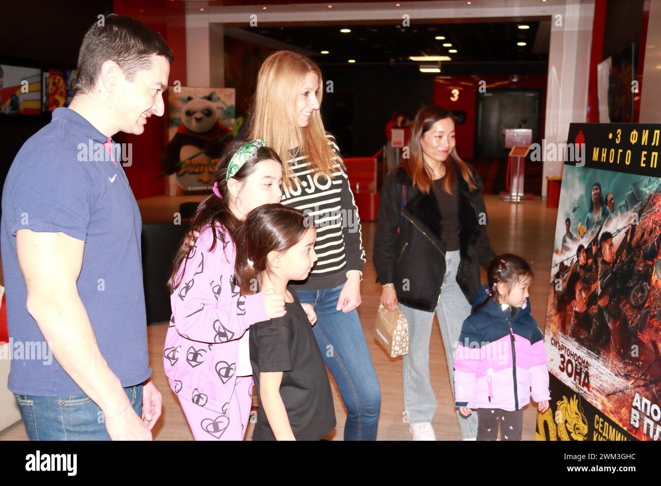 Sofia, Bulgaria. 23 febbraio 2024. La gente guarda un poster della settimana del cinema cinese a Sofia, Bulgaria, il 23 febbraio 2024. Venerdì è iniziata la settimana del cinema cinese nelle sale cinematografiche di cinque grandi città della Bulgaria. Crediti: Marian Draganov/Xinhua/Alamy Live News Foto Stock