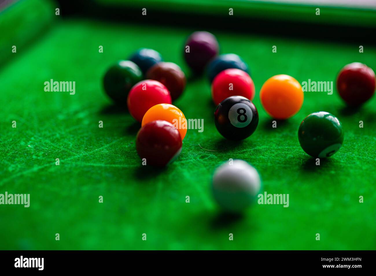 Palline da biliardo sullo sfondo del tavolo come concetto di stile di vita attivo Foto Stock