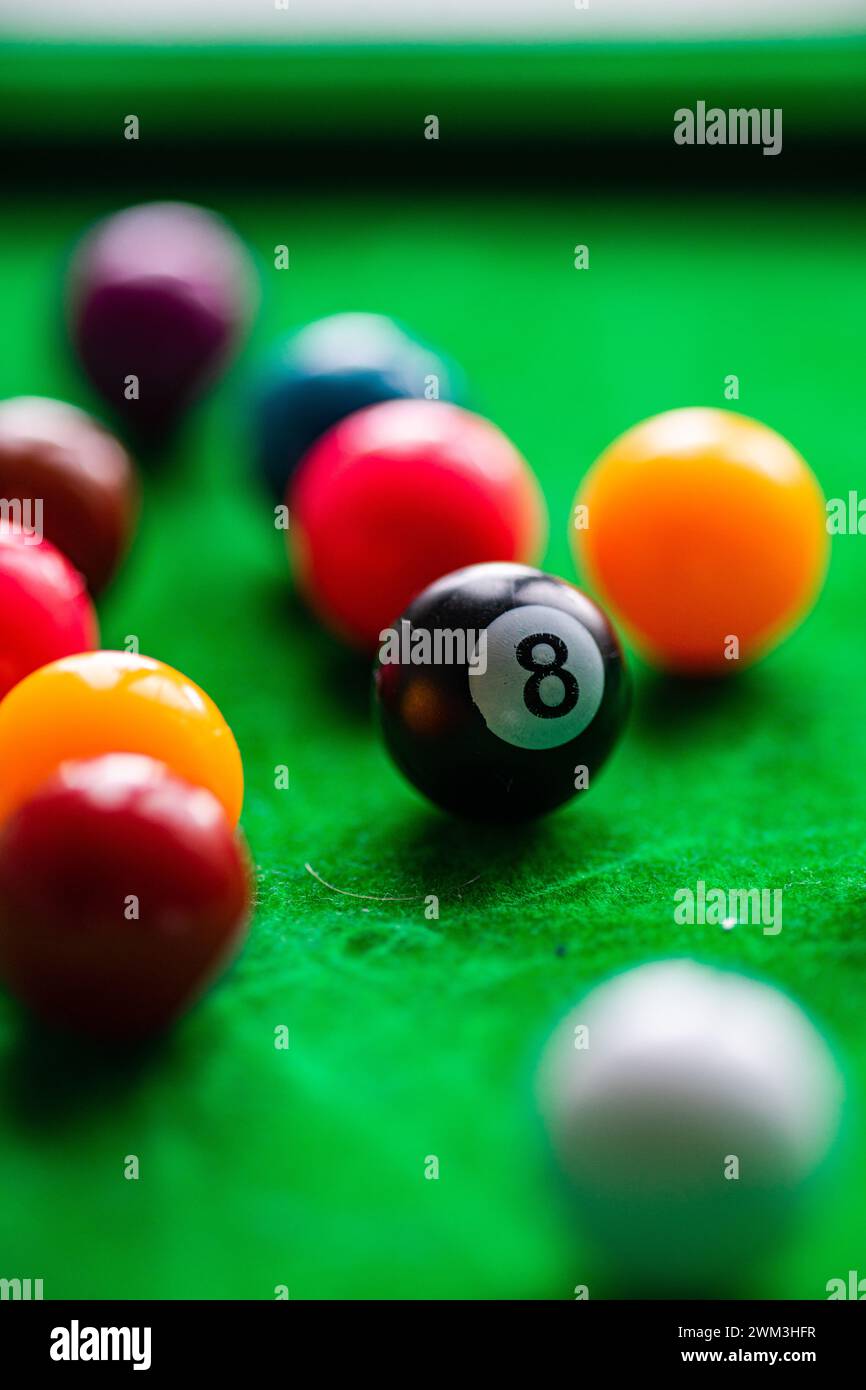 Palline da biliardo sullo sfondo del tavolo come concetto di stile di vita attivo Foto Stock