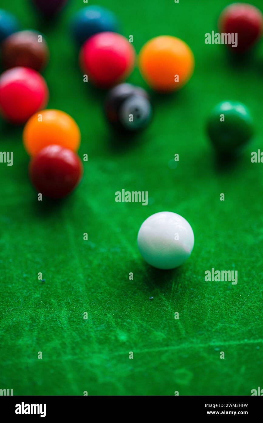 Palline da biliardo sullo sfondo del tavolo come concetto di stile di vita attivo Foto Stock