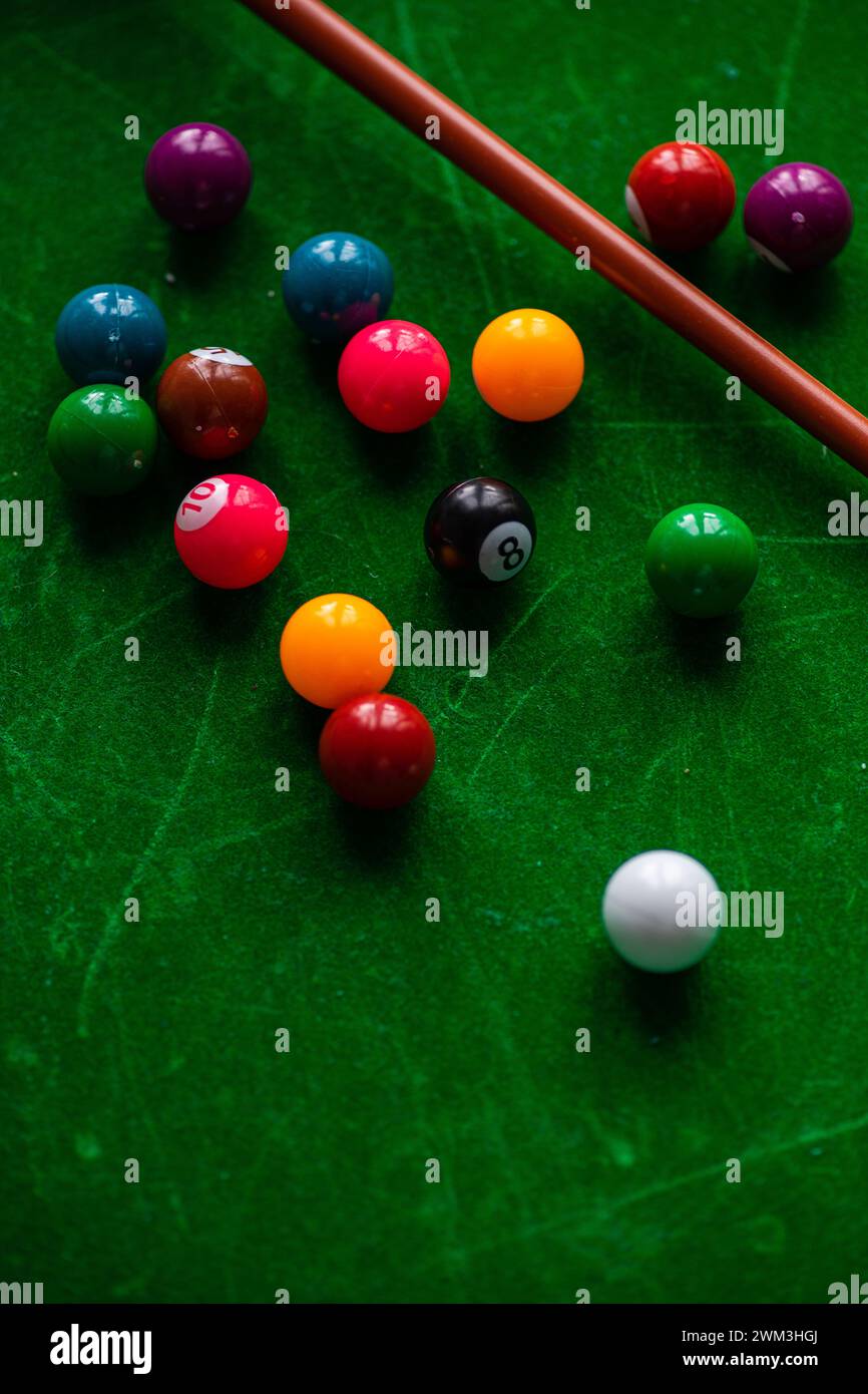 Palline da biliardo sullo sfondo del tavolo come concetto di stile di vita attivo Foto Stock