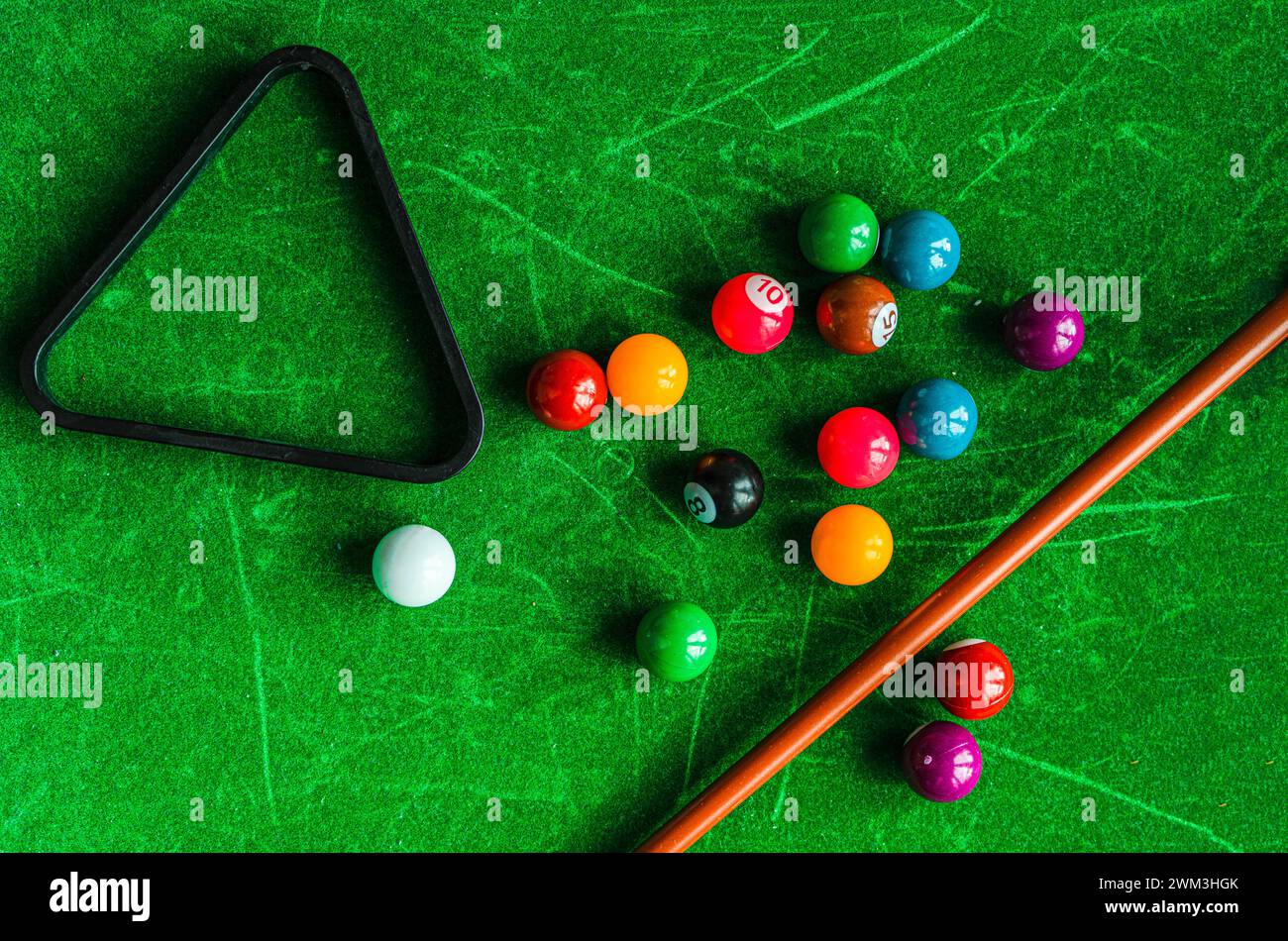 Palline da biliardo sullo sfondo del tavolo come concetto di stile di vita attivo Foto Stock