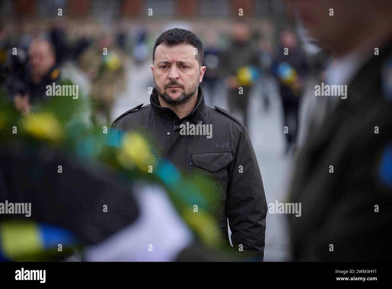 Leopoli, Ucraina. 23 febbraio 2024. Il presidente ucraino Volodymyr Zelenskyy, sta per un momento di silenzio mentre rende omaggio ai soldati caduti sul campo di Marte all'interno del cimitero di Lychakiv, 23 febbraio 2024 a Leopoli, Ucraina. Credito: Pool Photo/Ufficio Stampa Presidenziale ucraino/Alamy Live News Foto Stock