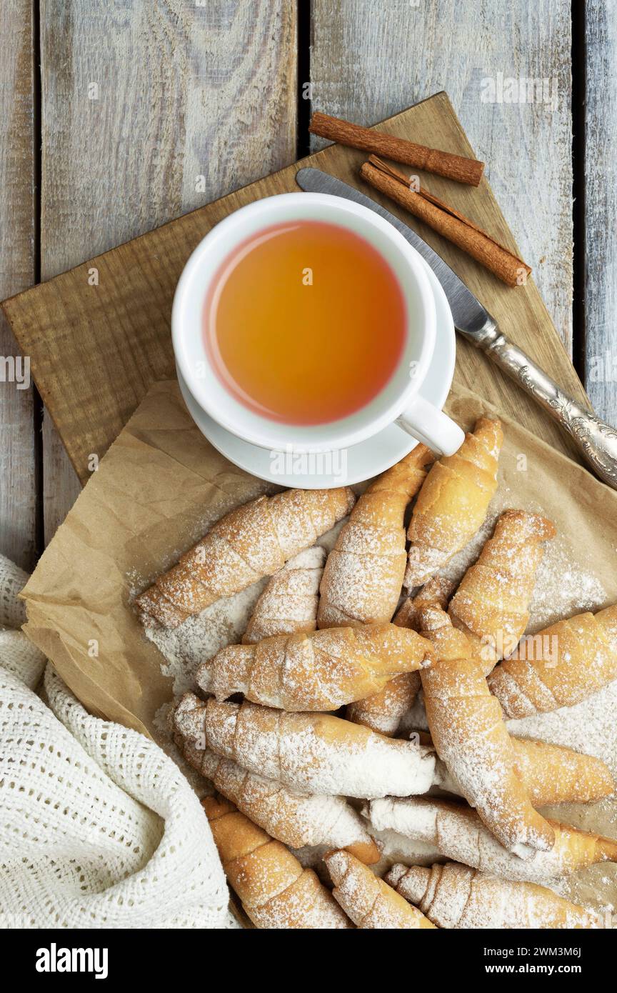 Croissant appena sfornati su sfondo in legno, croissant e rotoli freschi e freschi. cottura fatta in casa. Bagel. Intimità. Foto Stock