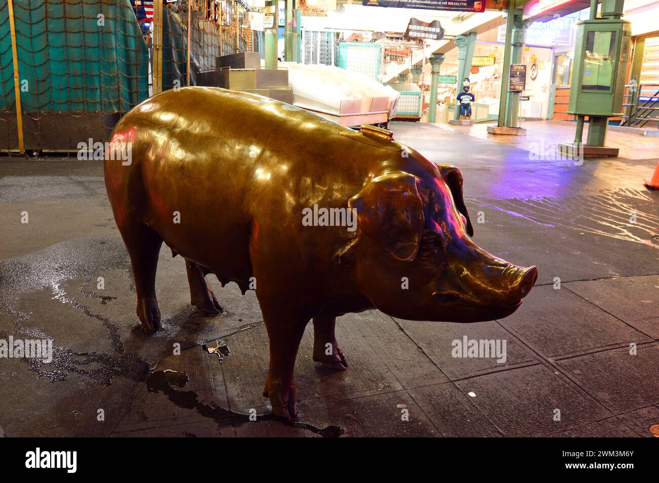 Rachel the Pig, la mascotte del Pike Street Market di Seattle, è anche il salvadanaio per donazioni di beneficenza Foto Stock