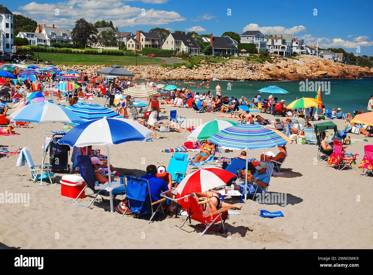 Gli amanti della spiaggia possono visitare la maggior parte dei luoghi su una piccola striscia di sabbia affollata sulla costa del Maine in una soleggiata giornata di vacanza estiva Foto Stock