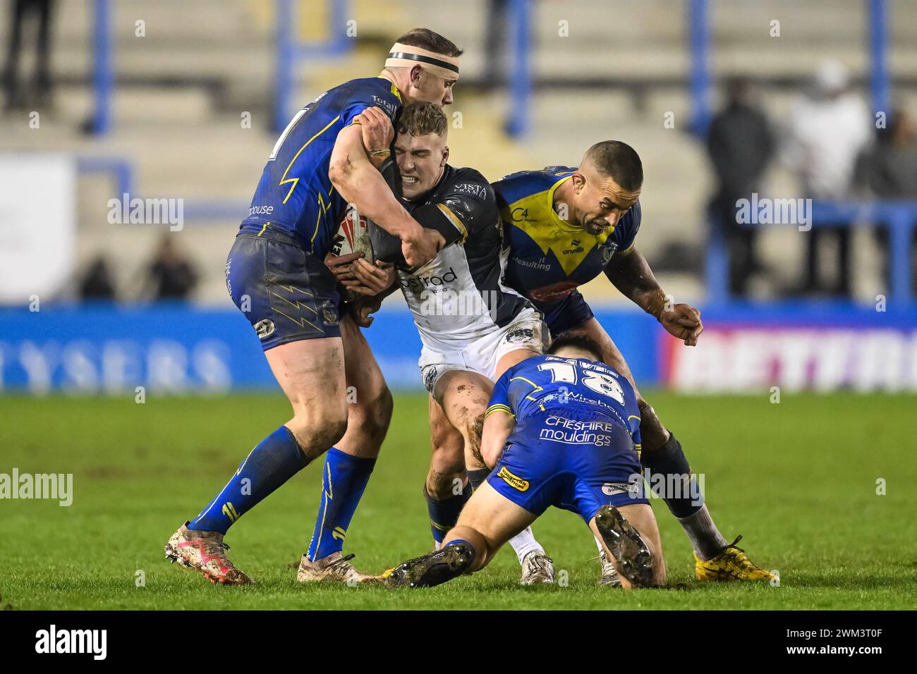 Charlie Severs Hull FC è placcato da Paul Vaughan dei Warrington Wolves Ben Currie dei Warrington Wolves e Leon Hayes dei Warrington Wolves durante il Betfred Super League Round 2 Match Warrington Wolves vs Hull FC all'Halliwell Jones Stadium, Warrington, Regno Unito, 23 febbraio 2024 (foto di Craig Thomas/News Images) in, il 23/2/2024. (Foto di Craig Thomas/News Images/Sipa USA) credito: SIPA USA/Alamy Live News Foto Stock