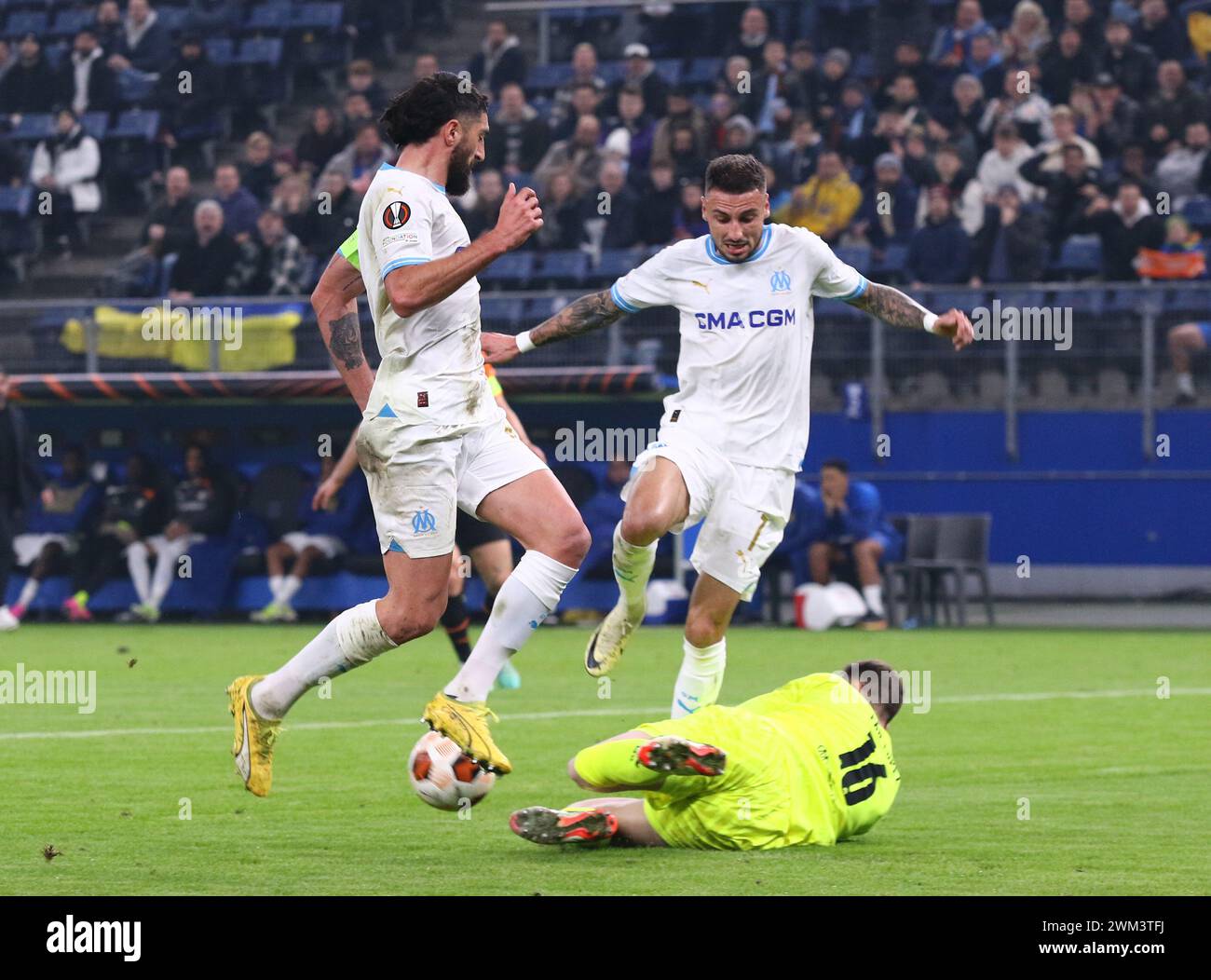 Amburgo, Germania - 15 febbraio 2024: Samuel Gigot (L), Jonathan Clauss (C) e il portiere di Marsiglia Pau Lopez lottano per un pallone durante la partita di UEFA Europa League contro Shakhtar al Volksparkstadion Foto Stock