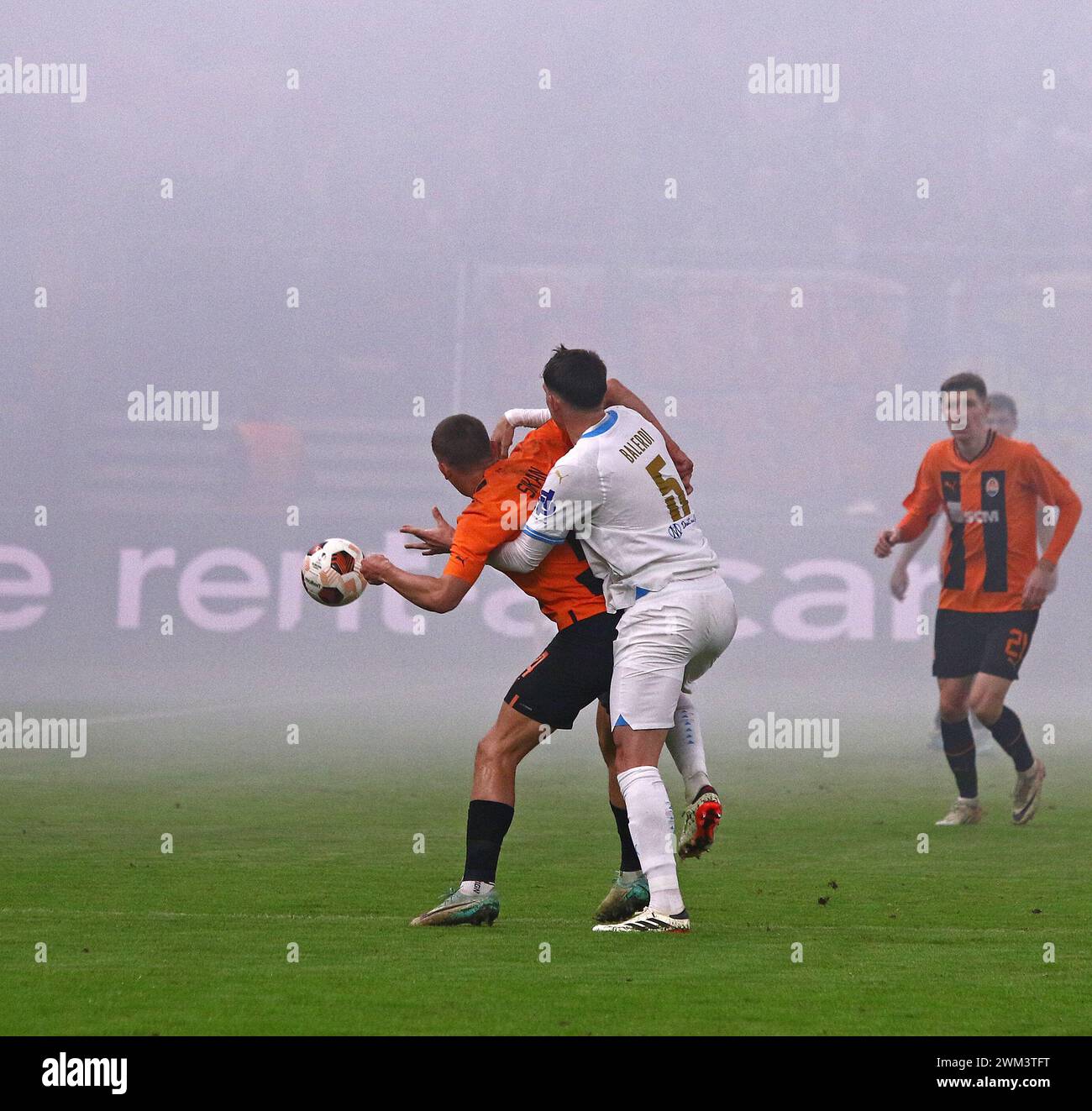 Amburgo, Germania - 15 febbraio 2024: Danylo Sikan di Shakhtar Donetsk (in arancione) combatte per un pallone con Leonardo Balerdi di Marsiglia durante la partita di UEFA Europa League al Volksparkstadion Foto Stock