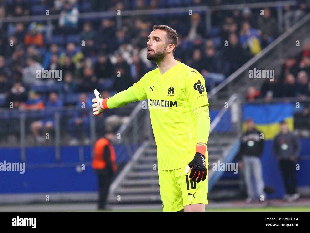 Amburgo, Germania - 15 febbraio 2024: Portiere Pau Lopez di Marsiglia in azione durante la partita di UEFA Europa League contro lo Shakhtar Donetsk al Volksparkstadion di Amburgo, Germania Foto Stock