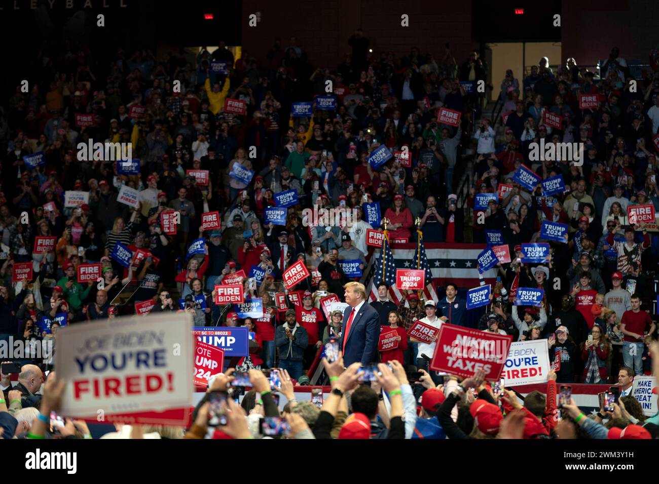Myrtle Beach, Stati Uniti. 23 febbraio 2024. Il candidato presidenziale repubblicano ed ex presidente Donald Trump arriva alla sua manifestazione "Get Out and Vote" al Winthrop Coliseum di Rock Hill, Carolina del Sud, venerdì 32 febbraio 2024. La Carolina del Sud tiene le sue primarie presidenziali repubblicane il 24 febbraio. Foto di Bonnie Cash/UPI credito: UPI/Alamy Live News Foto Stock