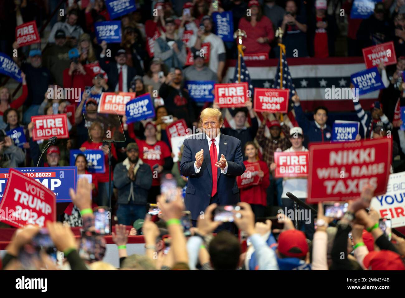 Myrtle Beach, Stati Uniti. 23 febbraio 2024. Il candidato presidenziale repubblicano ed ex presidente Donald Trump arriva alla sua manifestazione "Get Out and Vote" al Winthrop Coliseum di Rock Hill, Carolina del Sud, venerdì 32 febbraio 2024. La Carolina del Sud tiene le sue primarie presidenziali repubblicane il 24 febbraio. Foto di Bonnie Cash/UPI credito: UPI/Alamy Live News Foto Stock