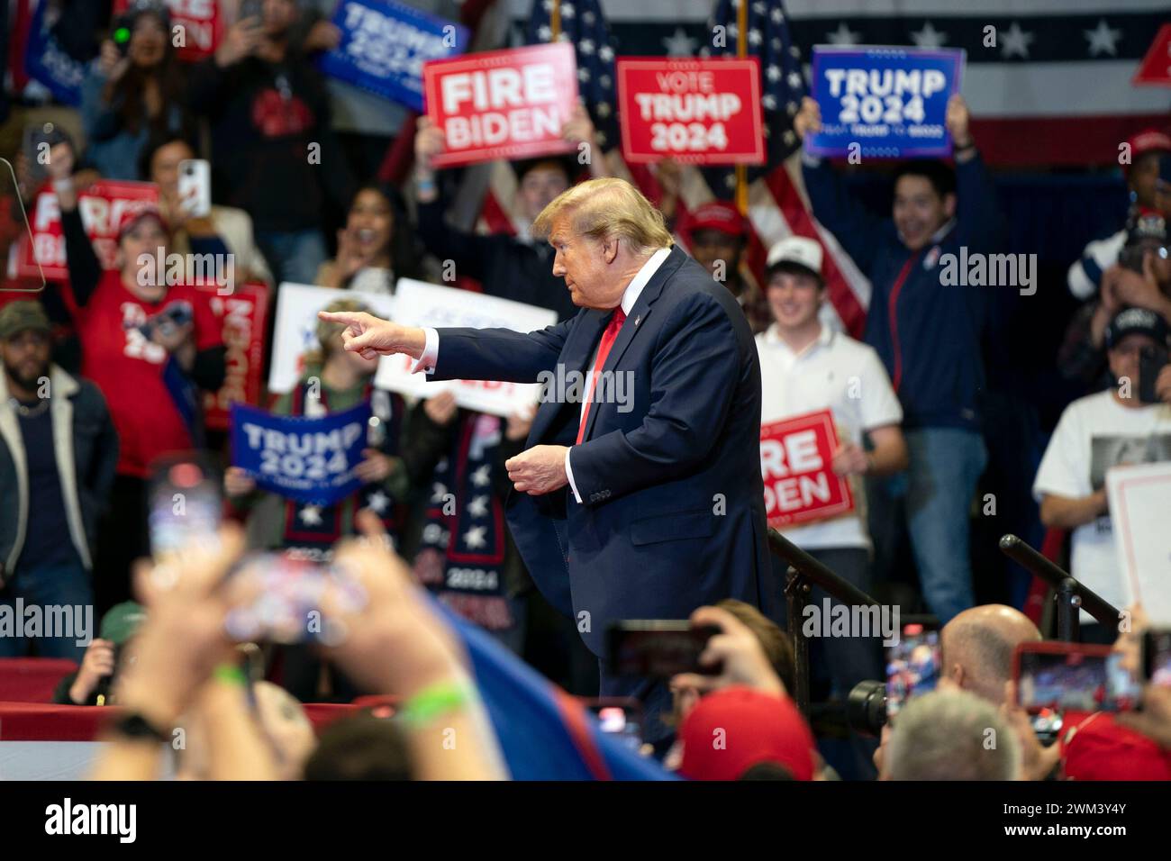 Myrtle Beach, Stati Uniti. 23 febbraio 2024. Il candidato presidenziale repubblicano ed ex presidente Donald Trump arriva alla sua manifestazione "Get Out and Vote" al Winthrop Coliseum di Rock Hill, Carolina del Sud, venerdì 32 febbraio 2024. La Carolina del Sud tiene le sue primarie presidenziali repubblicane il 24 febbraio. Foto di Bonnie Cash/UPI credito: UPI/Alamy Live News Foto Stock