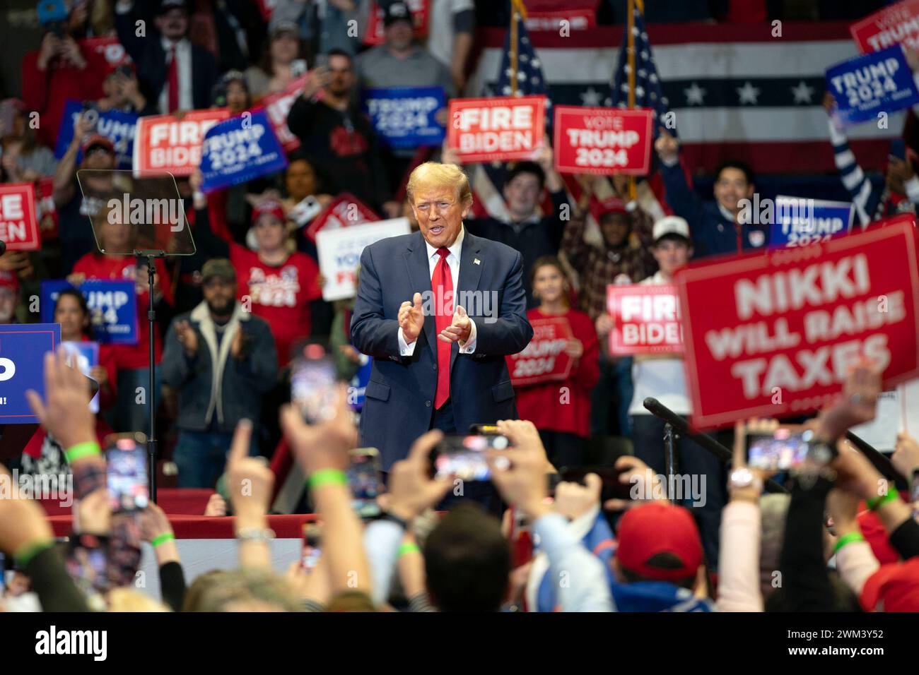 Myrtle Beach, Stati Uniti. 23 febbraio 2024. Il candidato presidenziale repubblicano ed ex presidente Donald Trump arriva alla sua manifestazione "Get Out and Vote" al Winthrop Coliseum di Rock Hill, Carolina del Sud, venerdì 32 febbraio 2024. La Carolina del Sud tiene le sue primarie presidenziali repubblicane il 24 febbraio. Foto di Bonnie Cash/UPI credito: UPI/Alamy Live News Foto Stock