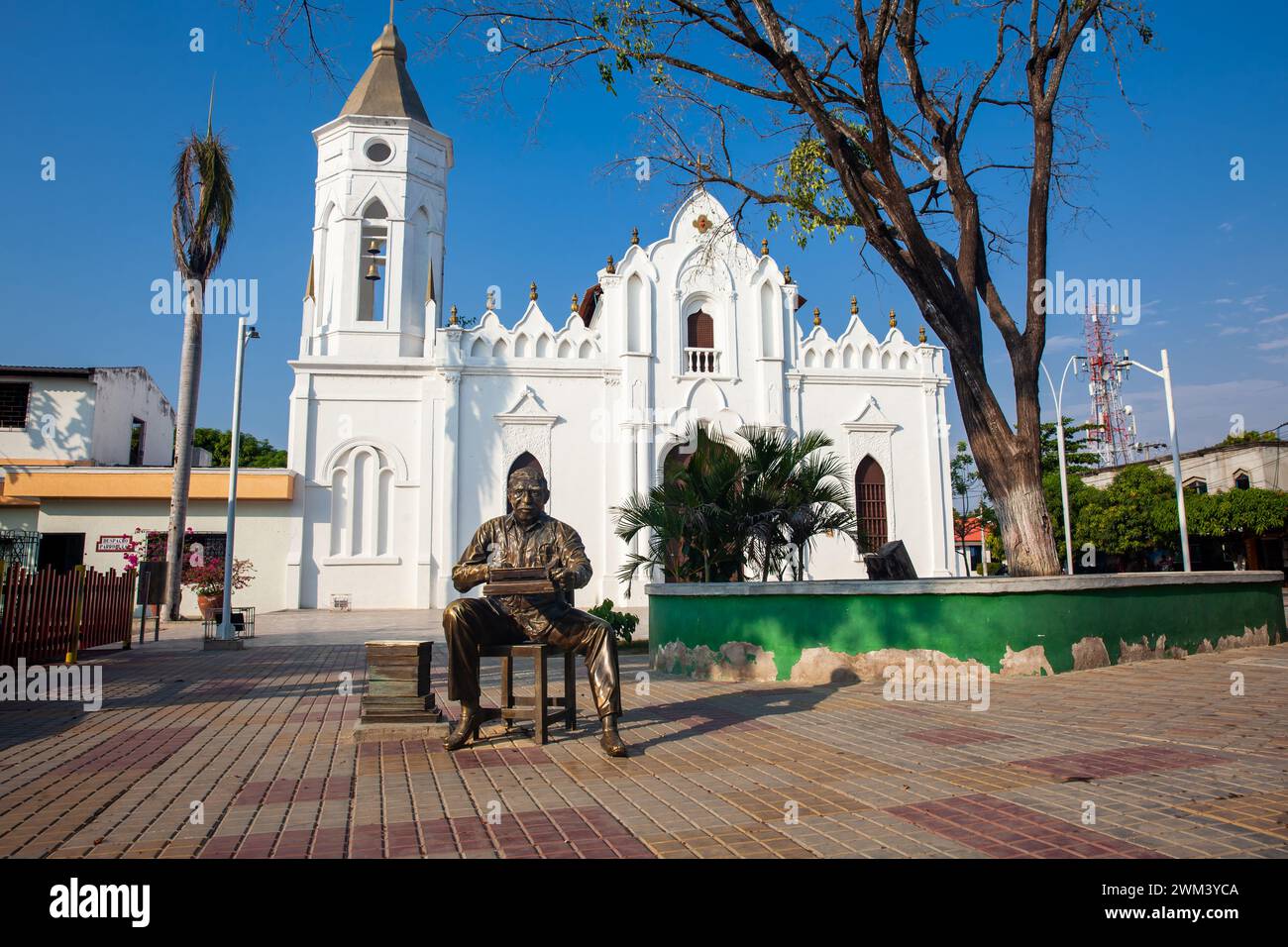 ARACATACA, COLOMBIA - 1 FEBBRAIO 2024: Monumento in onore del Premio Nobel colombiano per la letteratura Gabriel Garcia Marquez nella piazza centrale di h Foto Stock