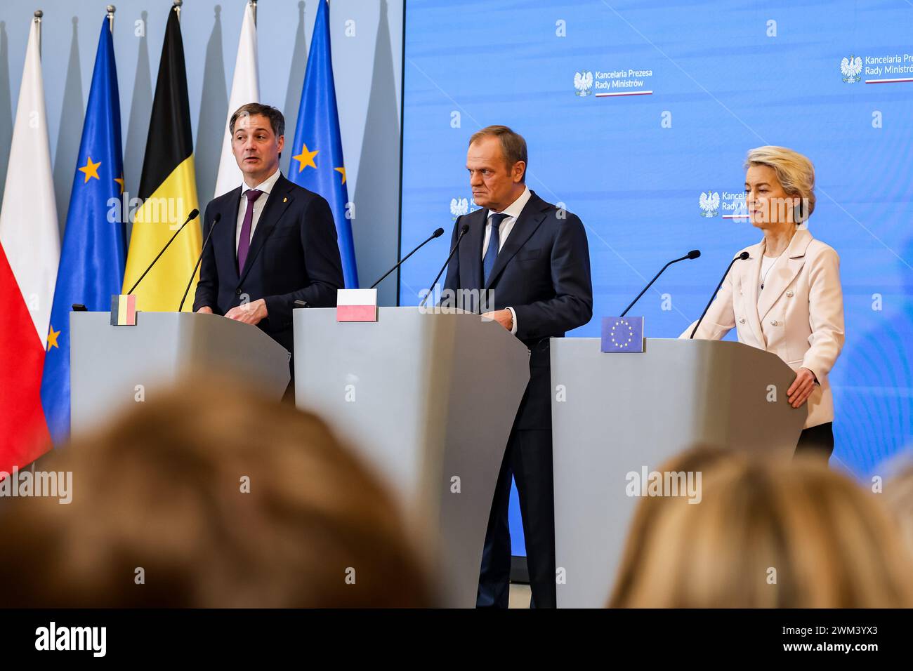 Varsavia, Polonia. 23 febbraio 2024. Il primo ministro polacco Donald Tusk (C), il primo ministro belga Alexander De Croo (L) e il presidente della Commissione europea Ursula von der Leyen (R) parlano alla stampa dopo colloqui trilaterali presso la Cancelleria del primo ministro in via Ujazdowska. Nel corso della dichiarazione la Commissione europea ha dichiarato di concedere un sostegno finanziario dall'Unione europea al cosiddetto piano nazionale di ricostruzione per la Polonia. Hanno anche parlato di difesa europea di fronte all'aggressione russa in Ucraina. Credito: SOPA Images Limited/Alamy Live News Foto Stock