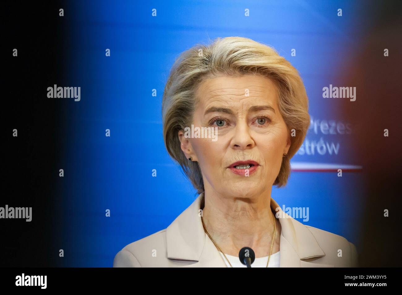 Varsavia, Polonia. 23 febbraio 2024. La Presidente della Commissione europea Ursula von der Leyen parla alla stampa dopo colloqui trilaterali tra il primo ministro polacco Donald Tusk e il primo ministro belga Alexander De Croo presso la Cancelleria del primo ministro polacco in via Ujazdowska. Nel corso della dichiarazione la Commissione europea ha dichiarato di concedere un sostegno finanziario dall'Unione europea al cosiddetto piano nazionale di ricostruzione per la Polonia. Hanno anche parlato di difesa europea di fronte all'aggressione russa in Ucraina. Credito: SOPA Images Limited/Alamy Live News Foto Stock