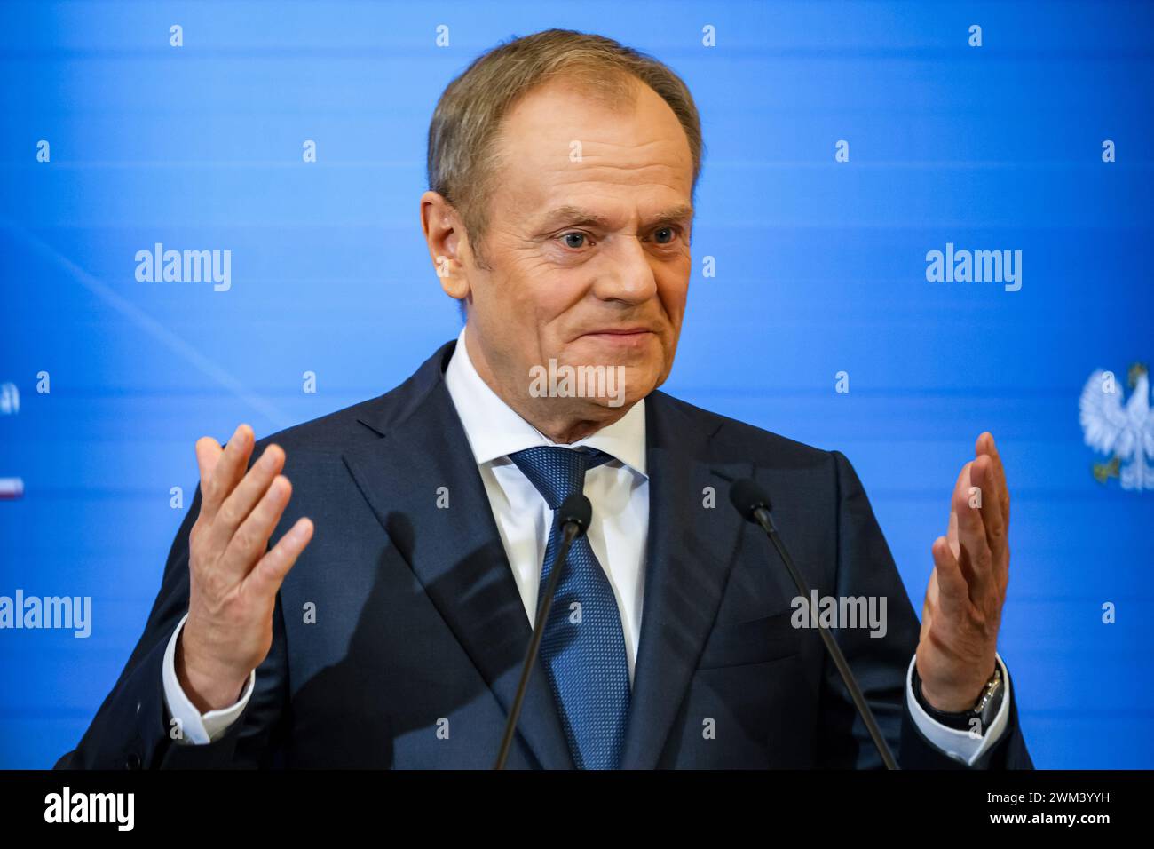 Varsavia, Polonia. 23 febbraio 2024. Il primo ministro polacco Donald Tusk parla alla stampa dopo colloqui trilaterali con il primo ministro belga Alexander De Croo e con il presidente della Commissione europea Ursula von der Leyen alla Cancelleria del primo ministro in via Ujazdowska. Nel corso della dichiarazione la Commissione europea ha dichiarato di concedere un sostegno finanziario dall'Unione europea al cosiddetto piano nazionale di ricostruzione per la Polonia. Hanno anche parlato di difesa europea di fronte all'aggressione russa in Ucraina. Credito: SOPA Images Limited/Alamy Live News Foto Stock