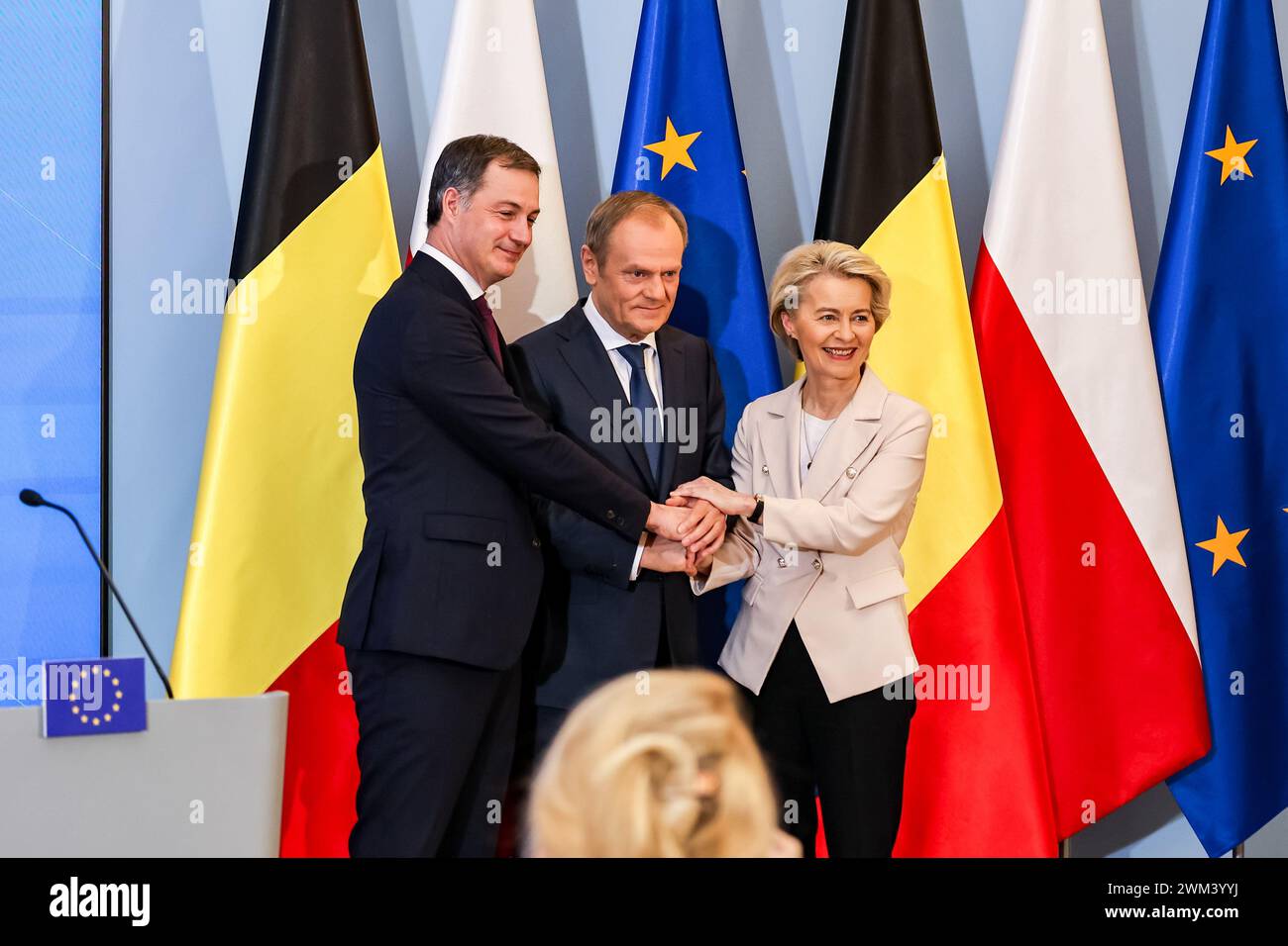 Varsavia, Polonia. 23 febbraio 2024. Il primo ministro polacco Donald Tusk (C), il primo ministro belga Alexander De Croo (L) e il presidente della Commissione europea Ursula von der Leyen (R) stringono la mano dopo colloqui trilaterali alla Cancelleria del primo ministro in via Ujazdowska. Nel corso della dichiarazione la Commissione europea ha dichiarato di concedere un sostegno finanziario dall'Unione europea al cosiddetto piano nazionale di ricostruzione per la Polonia. Hanno anche parlato di difesa europea di fronte all'aggressione russa in Ucraina. Credito: SOPA Images Limited/Alamy Live News Foto Stock