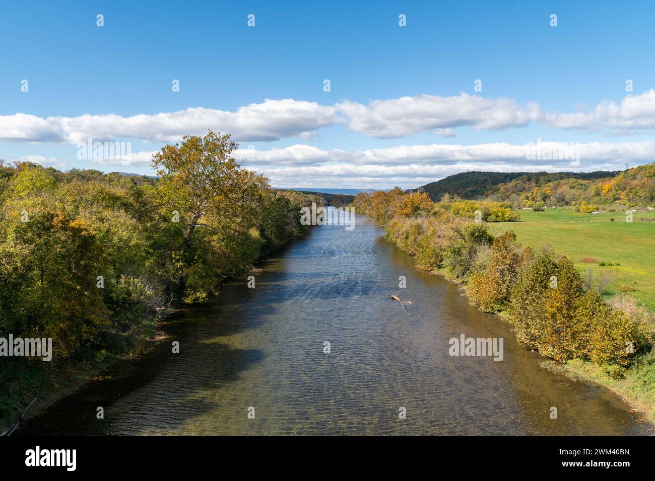 Vista sopraelevata del fiume Shenandoah in autunno, appena fuori Front Royal Virginia. Ci sono alberi su entrambi i lati del fiume. Foto Stock