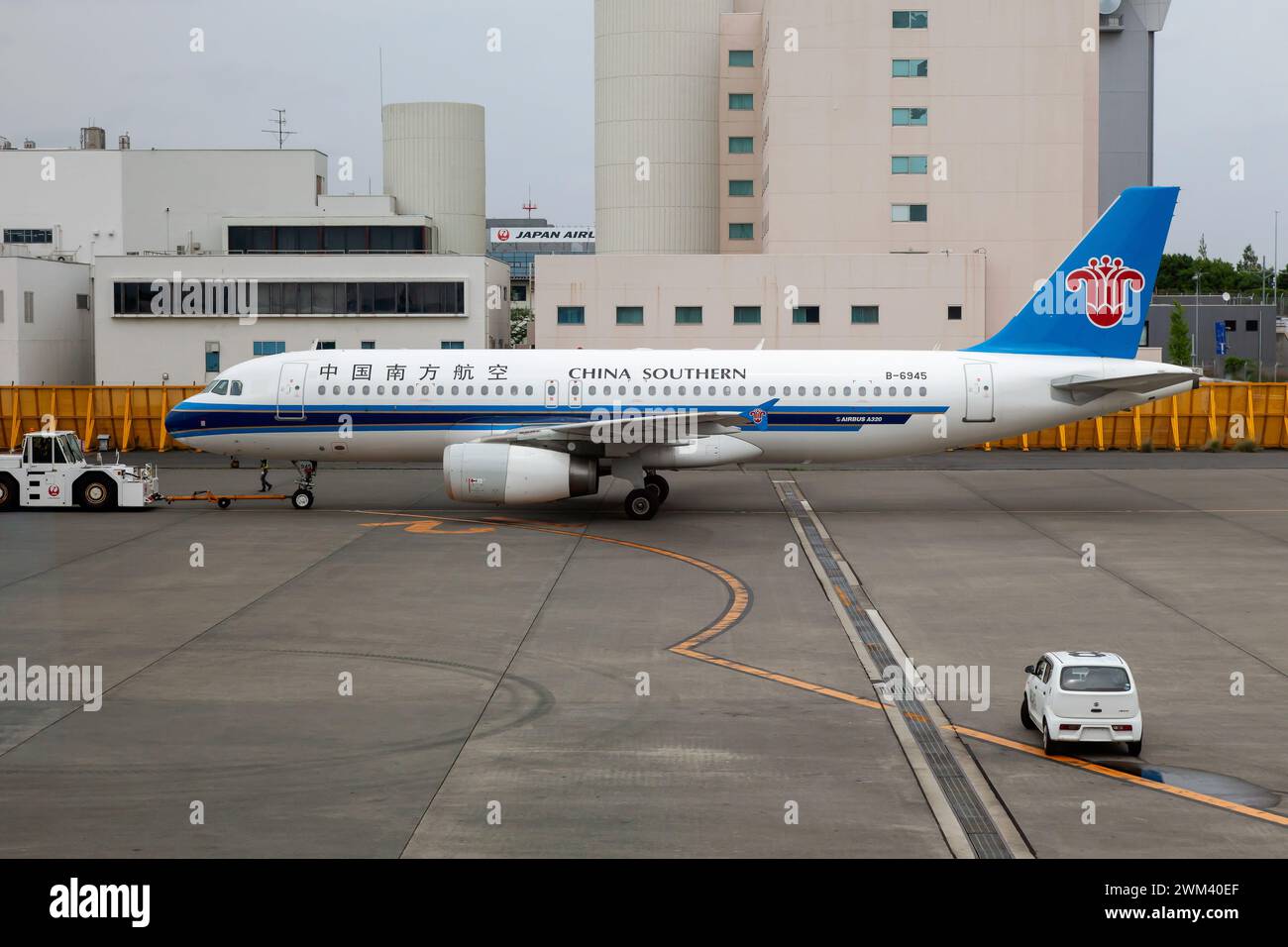 Un Airbus 320 della China Southern Airlines trainato all'aeroporto internazionale Narita di Tokyo. China Southern è la sesta compagnia aerea passeggeri più grande del mondo che vola in 35 paesi. È un membro dell'alleanza SkyTeam ed ha sede a Guangzhou, in Cina. Foto Stock