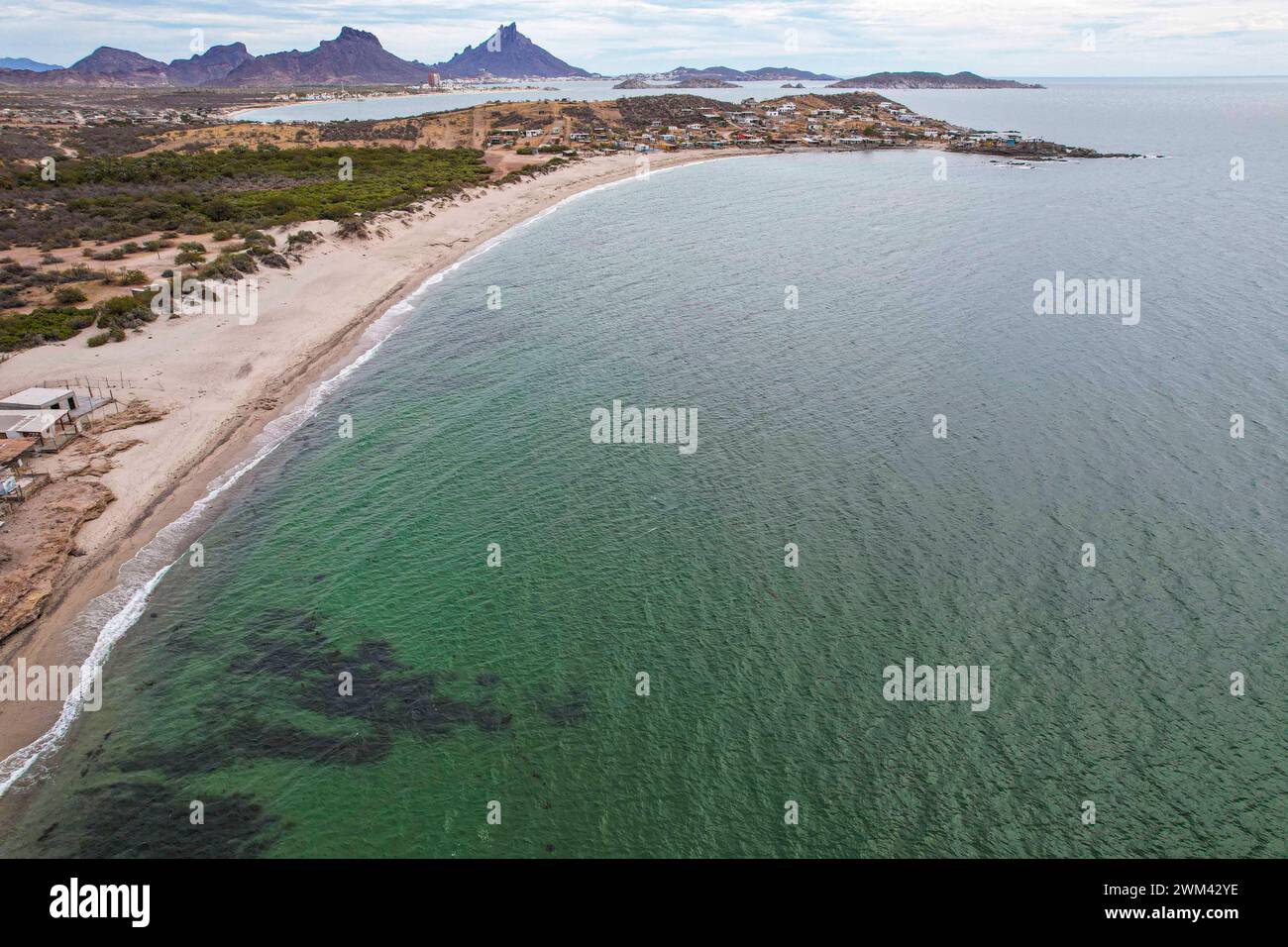 Baia e spiaggia intorno a San Carlos, Sonora, Messico. Comune di Nuevo Guaymas, Messico. rocky (foto di Luis Gutierrez/ Norte Photo/) ​ Bahia y playa alrededor de San Carlos, Sonora Messico. Municipio Nuevo Guaymas Messico . (Foto di Luis Gutierrez/ Norte Photo/) Foto Stock