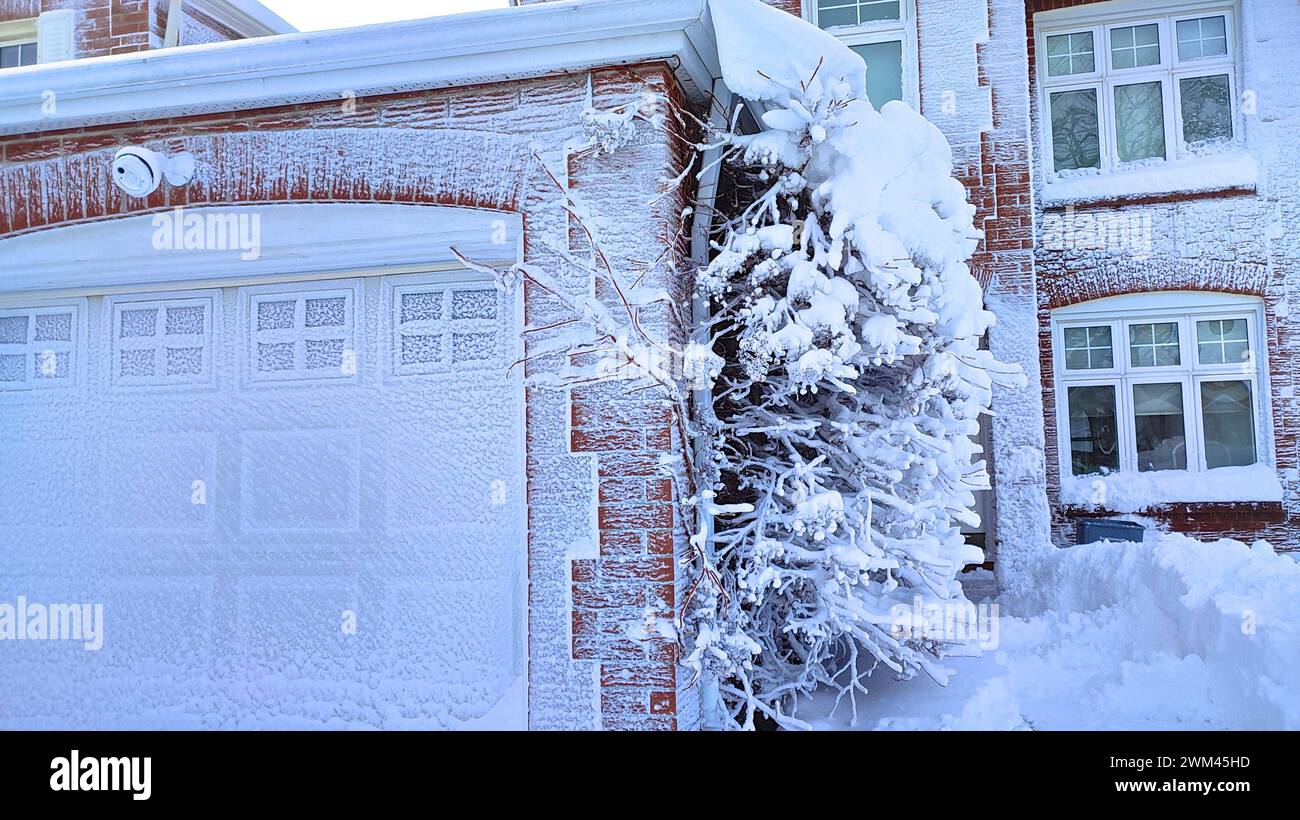 Quartiere residenziale dopo una forte tempesta di neve. Foto Stock