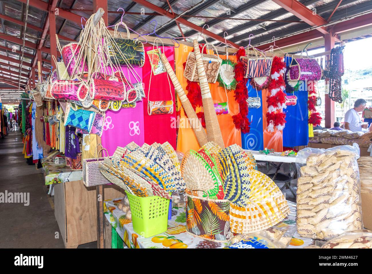 Bancarelle di artigianato locale al mercato dei prodotti freschi di Fugalei, via Fugalei, Apia, Isola di Upolu, Samoa Foto Stock