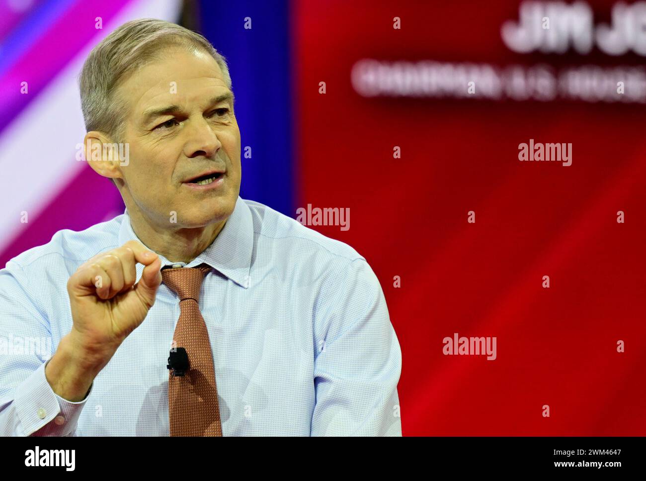 National Harbor, Maryland, Stati Uniti. 23 febbraio 2024. Il rappresentante degli Stati Uniti Jim Jordan (Repubblicano dell'Ohio), presidente del Comitato della camera degli Stati Uniti sulla magistratura è intervistato da Matt Schlapp, presidente dell'American Conservative Union durante un panel intitolato âWhat You Talking Bout Fani Willis?â alla Conservative Political Action Conference (CPAC) del 2024 a National Harbor, Maryland, USA, venerdì 23 febbraio, 2024. credito: Ron Sachs/CNP/dpa/Alamy Live News Foto Stock