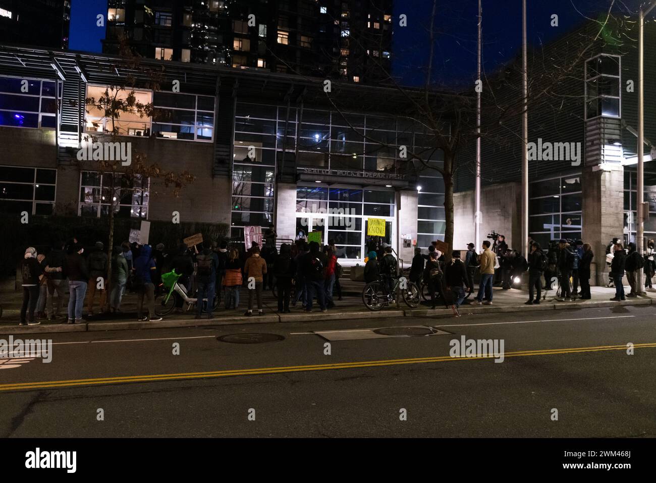 Seattle, Stati Uniti. 23 febbraio 2024 i manifestanti si riuniscono fuori dal quartiere ovest della polizia di Seattle alla protesta di Jaahnavi Kandula. I manifestanti hanno chiesto la responsabilità in seguito al comunicato stampa che l'ufficiale che ha colpito il vecchio studente indiano di 23 anni non sarà accusato. Jaahnavi è stato colpito e ucciso all'inizio dell'anno scorso a un incrocio da un ufficiale dell'SPD che rispondeva a una chiamata di overdose. Diversi mesi dopo è apparso un video della body cam che mostrava un ufficiale della SPD che rideva mentre era al telefono facendo un commento sul valore della vita della giovane donna. Credito: James Ander Foto Stock